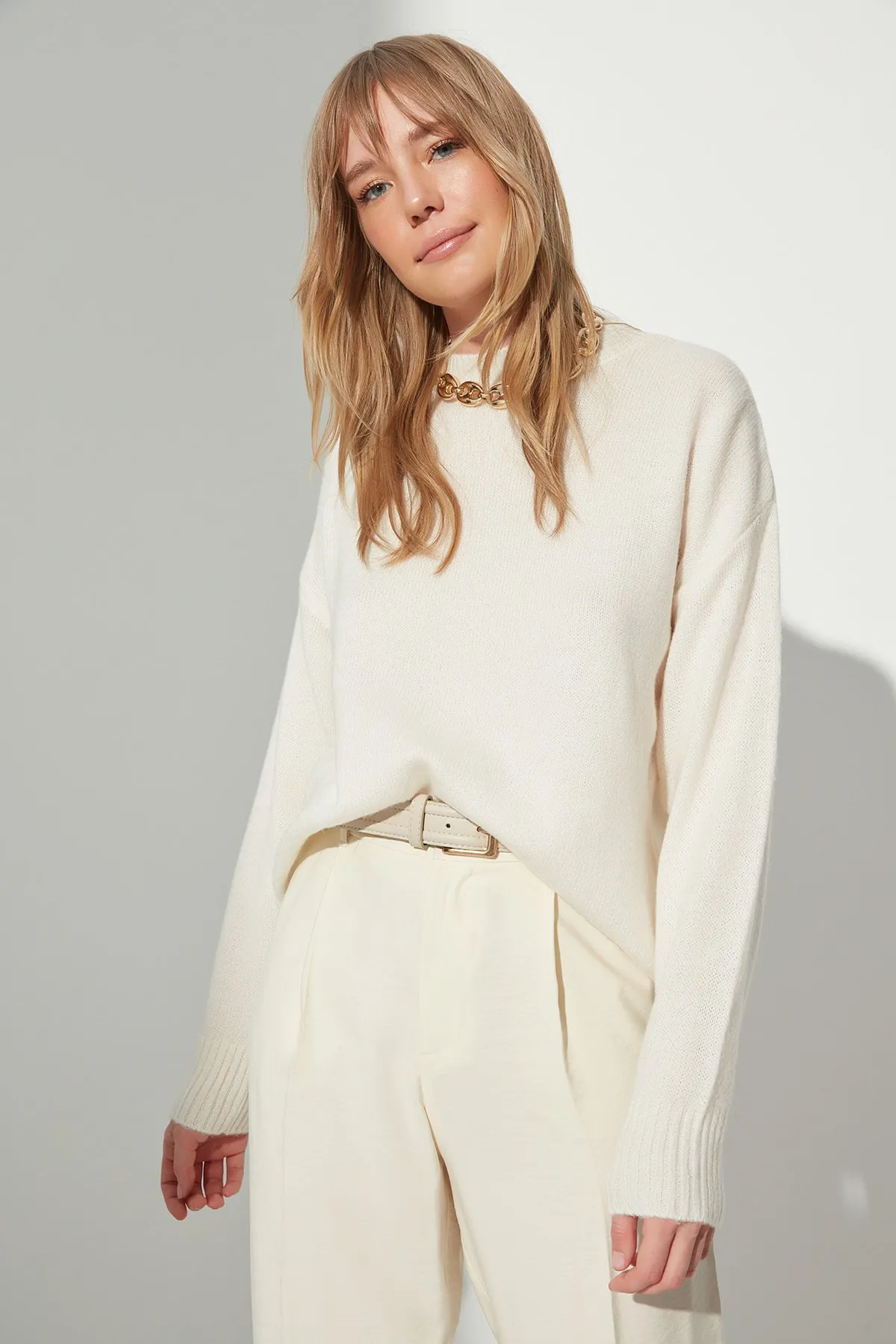 Trendyol Collection  Ecrufarbener Strickpullover aus Wolle mit Rundhalsausschnitt TWOAW23KZ01142