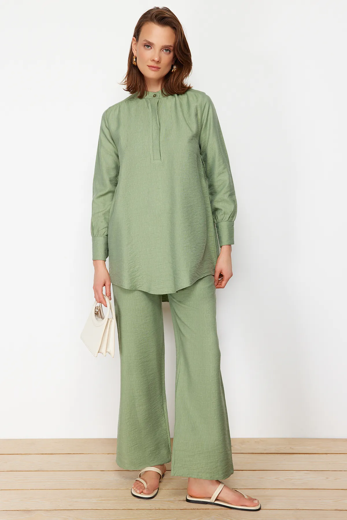 Trendyol Modest  Grüner, halb verdeckter Knopfleiste an den Schultern und detaillierte Tunika-Hose aus Webstoff TCTSS22US0098