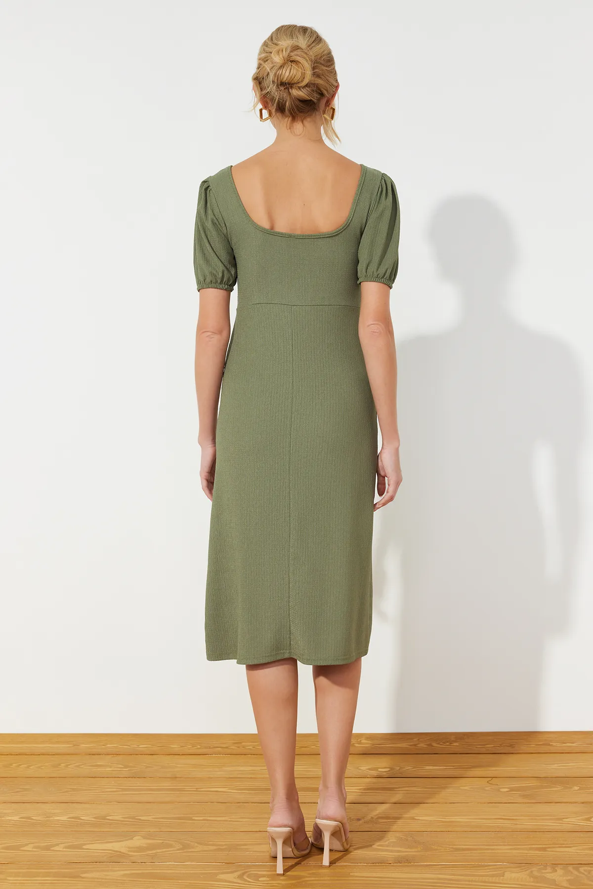 Trendyol Collection  Khakifarbenes A-Linien-Strickkleid mit quadratischem Kragen, Ballonärmeln, Schlitzdetail, Wickel-/strukturiertem Midi-Strickkleid TWOSS23EL01533