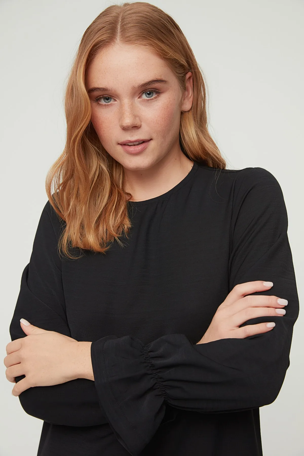 Trendyol Modest  Schwarzes, ärmeldetailliertes Aerobin-Gewebekleid mit Volant TCTSS22EB0011