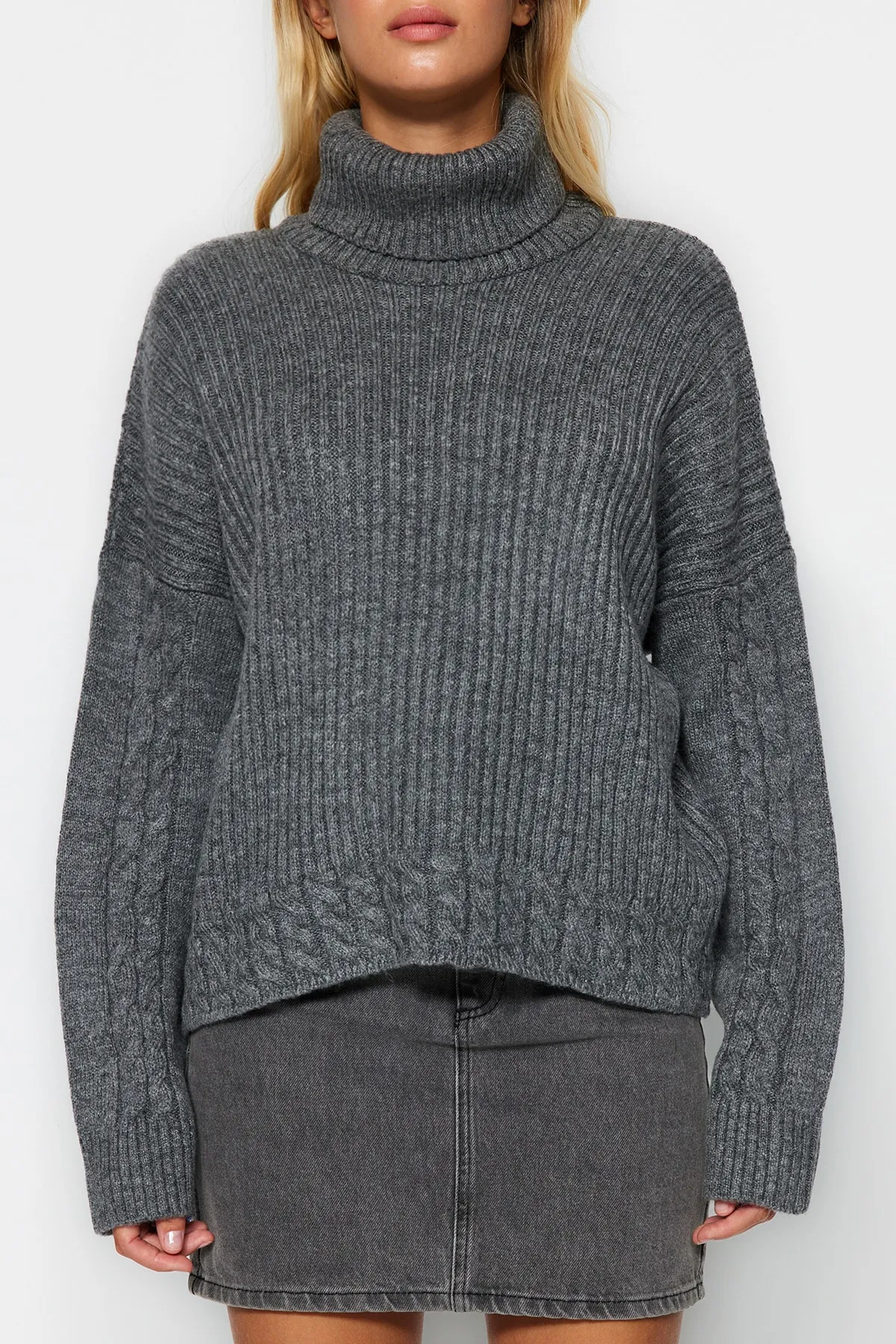 Trendyol Collection  Anthrazitfarbener Rollkragenpullover TWOAW24KZ00777