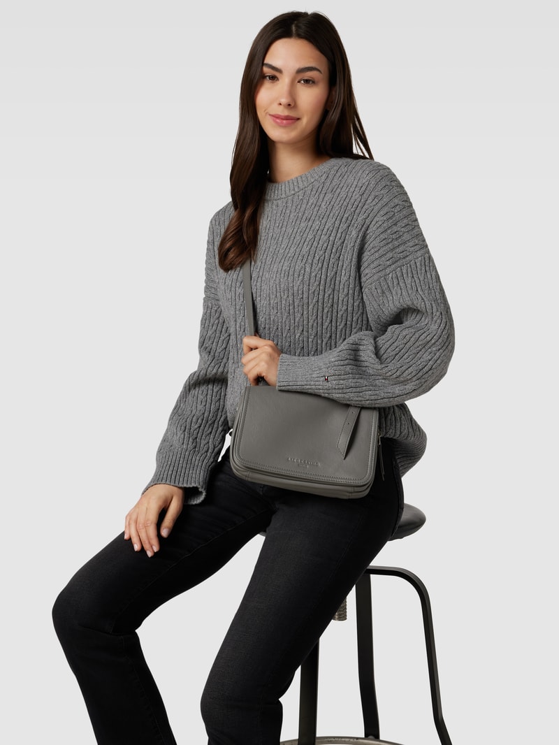 Crossbody Bag mit Label-Detail in dunkelgrau