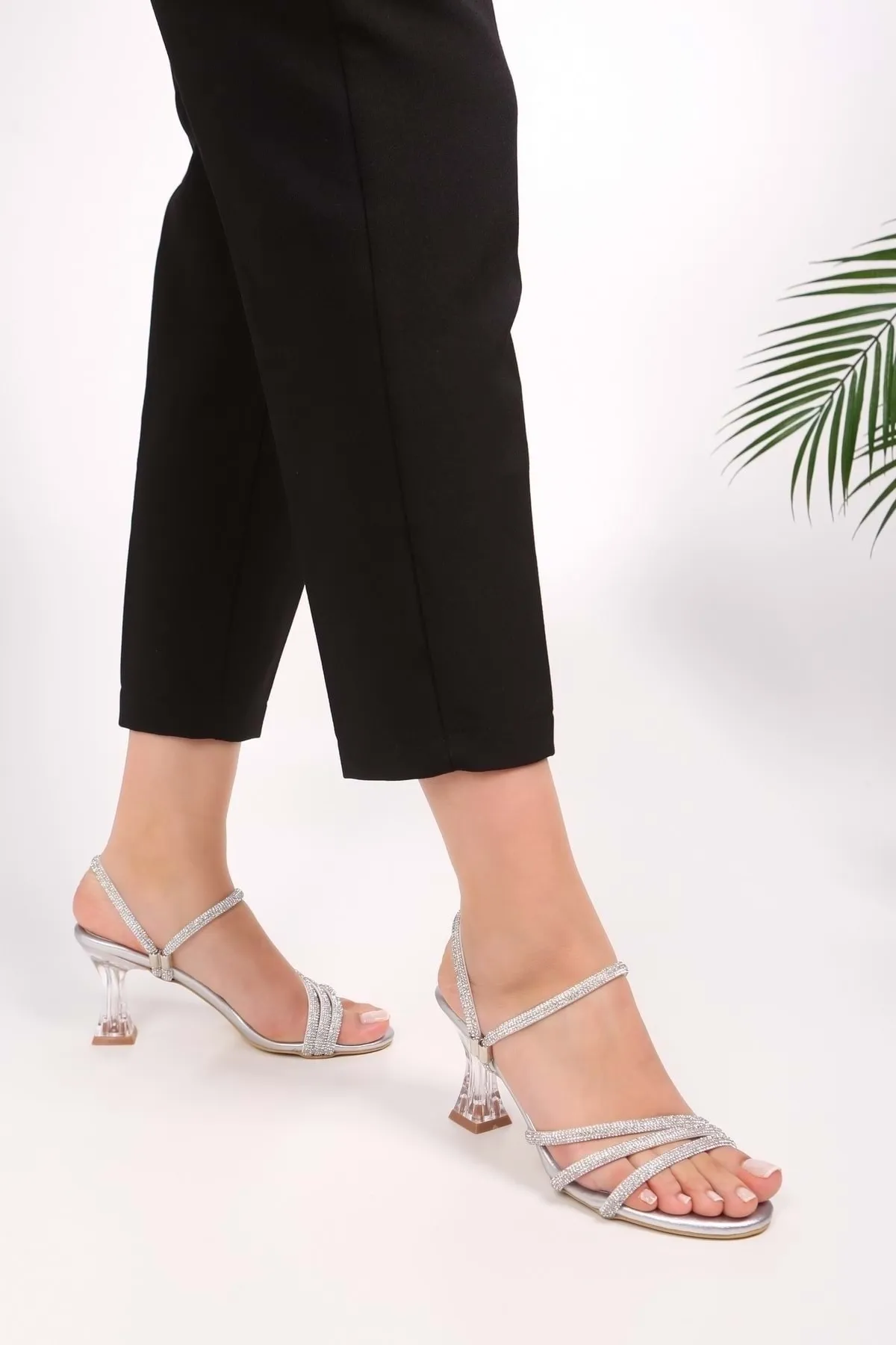 Shoeberry  Damen Yeda Silver Skin Stone Hausschuhe und Schuhe mit Absatz