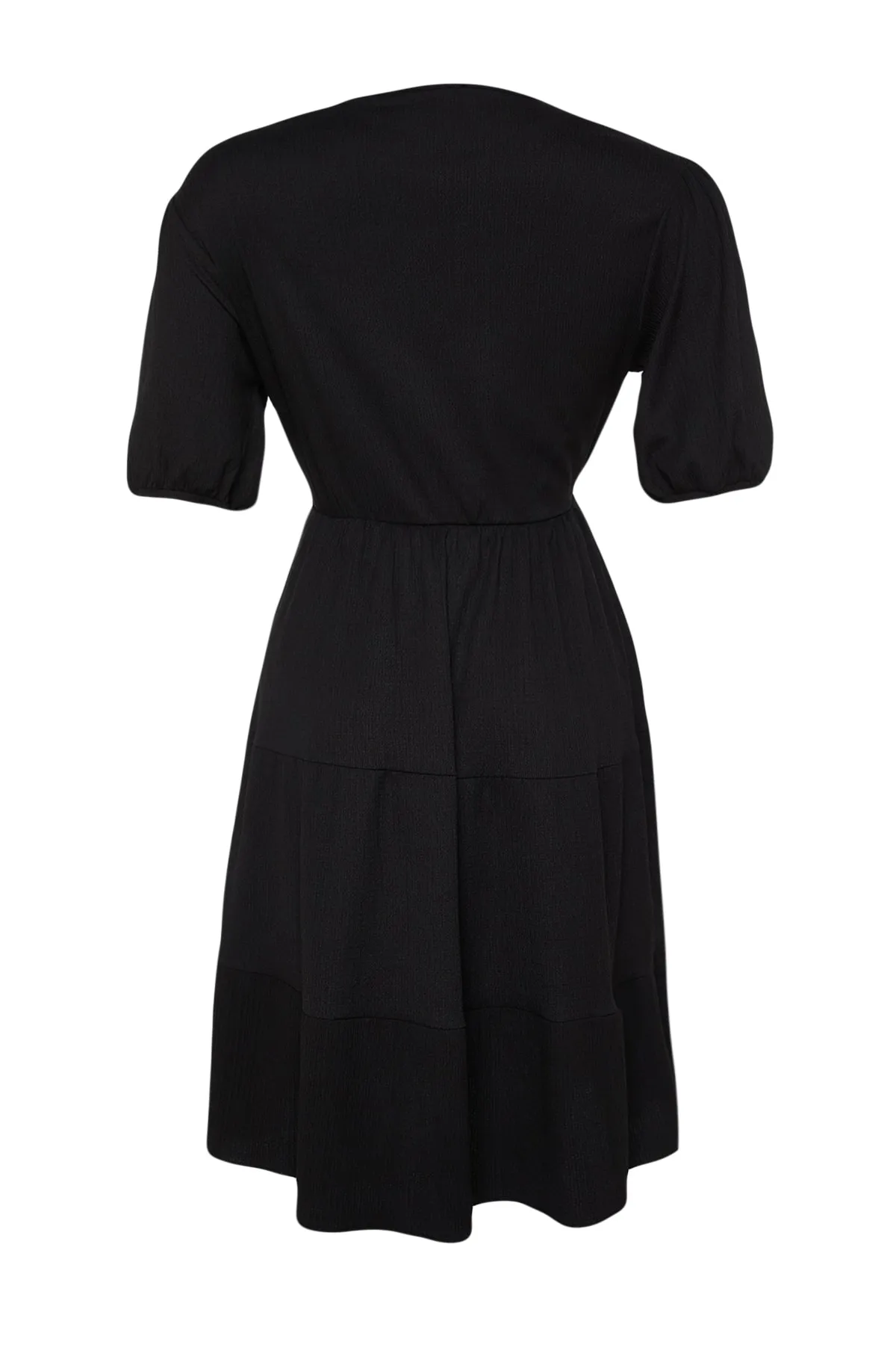 Trendyol Curve  Schwarzes Skater-Strickkleid mit V-Ausschnitt und zweireihigem Verschluss TBBSS22EL2987