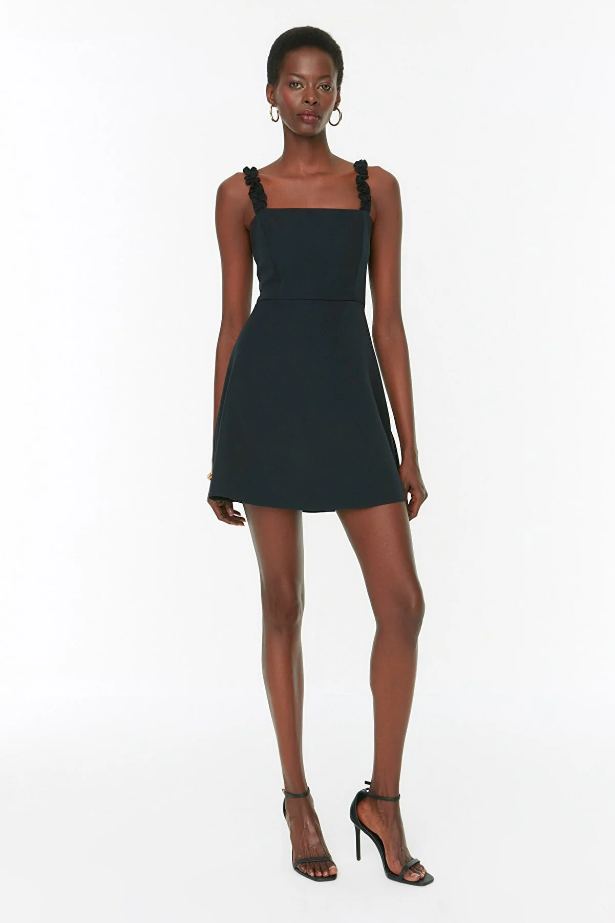 Trendyol Collection  Schwarzes Mini-Webkleid in A-Linie mit quadratischem Kragen und Riemen und detailliertem Detail TWOSS22EL2175