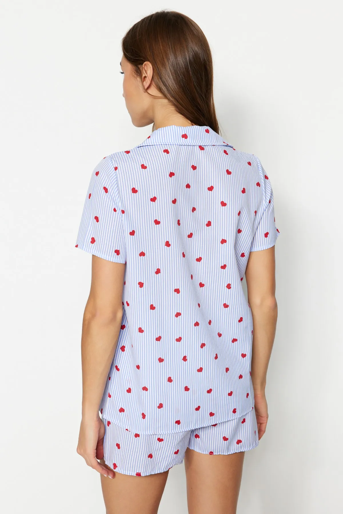 Trendyol Collection  Blau gestreiftes Pyjama-Set aus Viskosegewebe mit Herzmuster THMSS22PT0091
