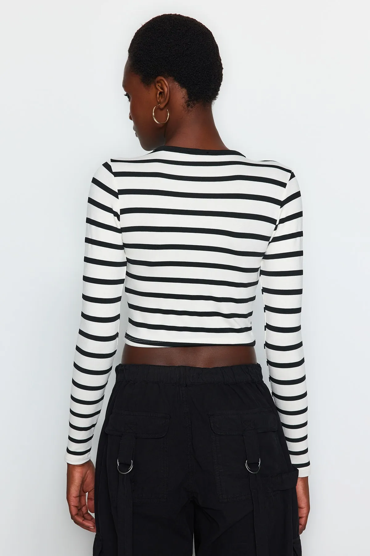 Trendyol Collection  Schwarz gestreifte Premium-Viskose-Strickbluse aus weichem, eng anliegendem, bauchfreiem, dehnbarem Stoff TWOAW24BZ00048