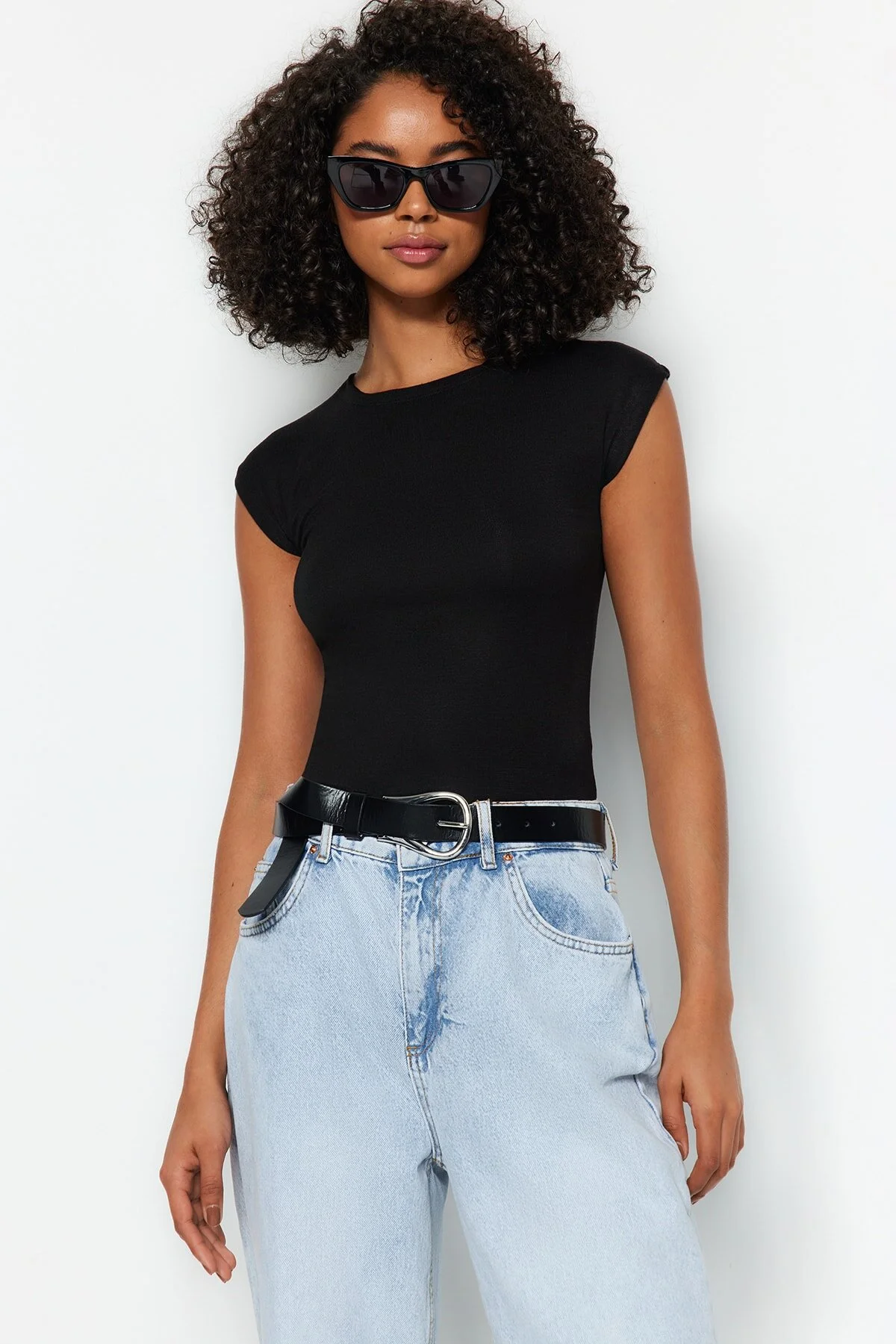 Trendyol Collection  Schwarze, taillierte Strickbluse aus Premium-Viskose mit Mondärmeln TWOSS23BZ00992