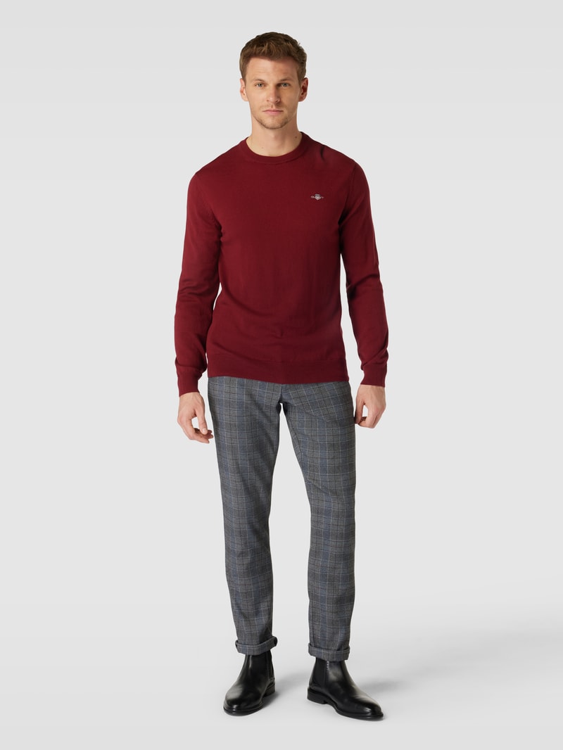 Strickpullover mit Rundhalsausschnitt und Label-Stitching in bordeaux rot