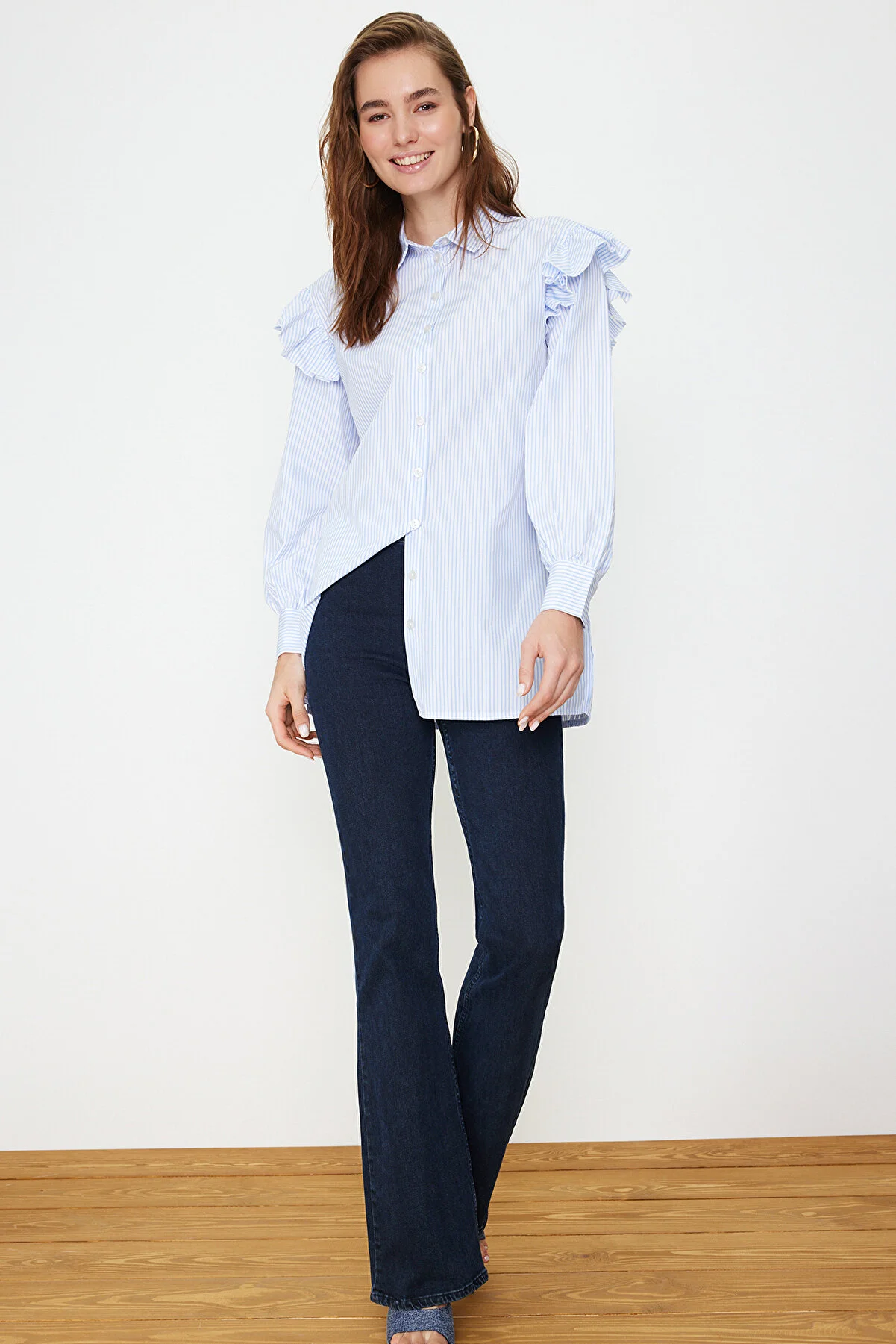 Trendyol Modest  Hellblaues gestreiftes Hemd aus gewebter Baumwolle TCTSS24TG00010