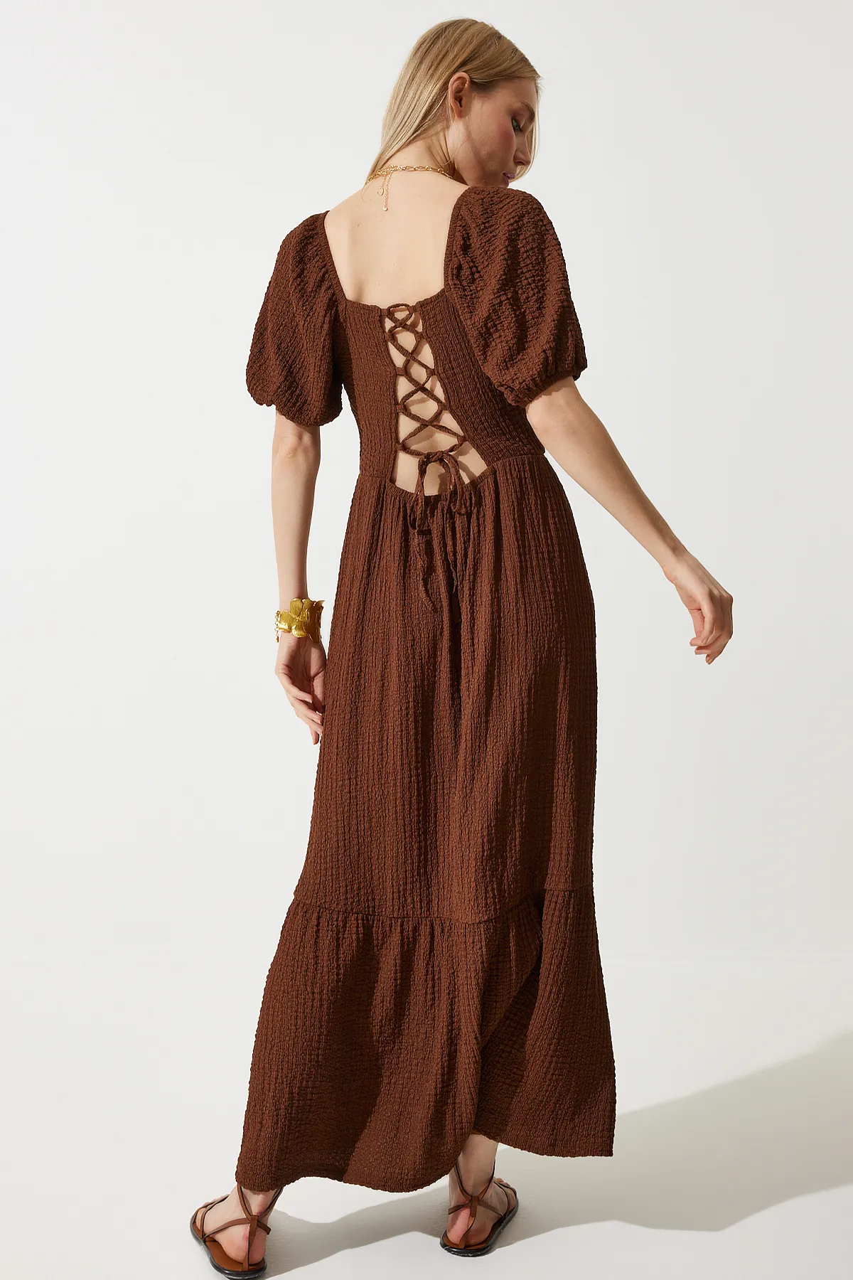 Happiness İstanbul  Braunes Damen-Strickkleid mit Herzkragen und Struktur, UB00050