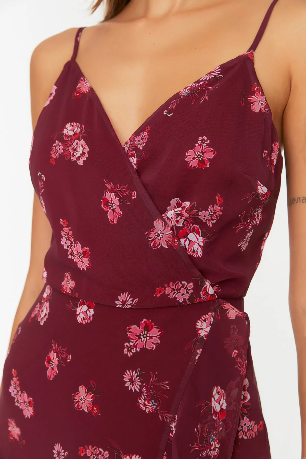 Trendyol Collection  Pflaumenfarbenes, zweireihiges, gewebtes Midi-Kleid mit gefütterten Rüschen und Blumenmuster TWOSS21EL2141
