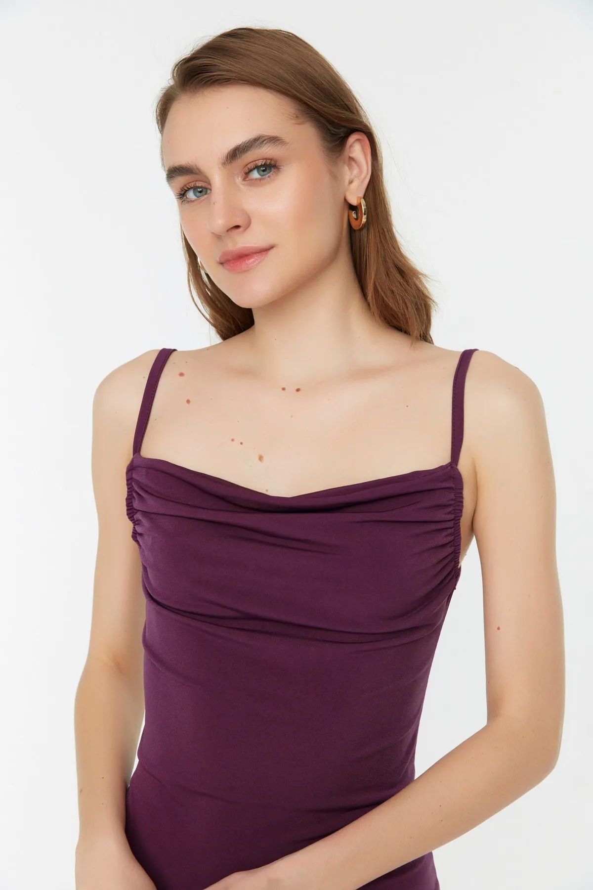 Trendyol Collection  Lila, tailliertes Midi-Bleistiftkleid aus flexiblem Strick mit Degaje-Kragen und Midi-Trägern TWOSS19AD0020