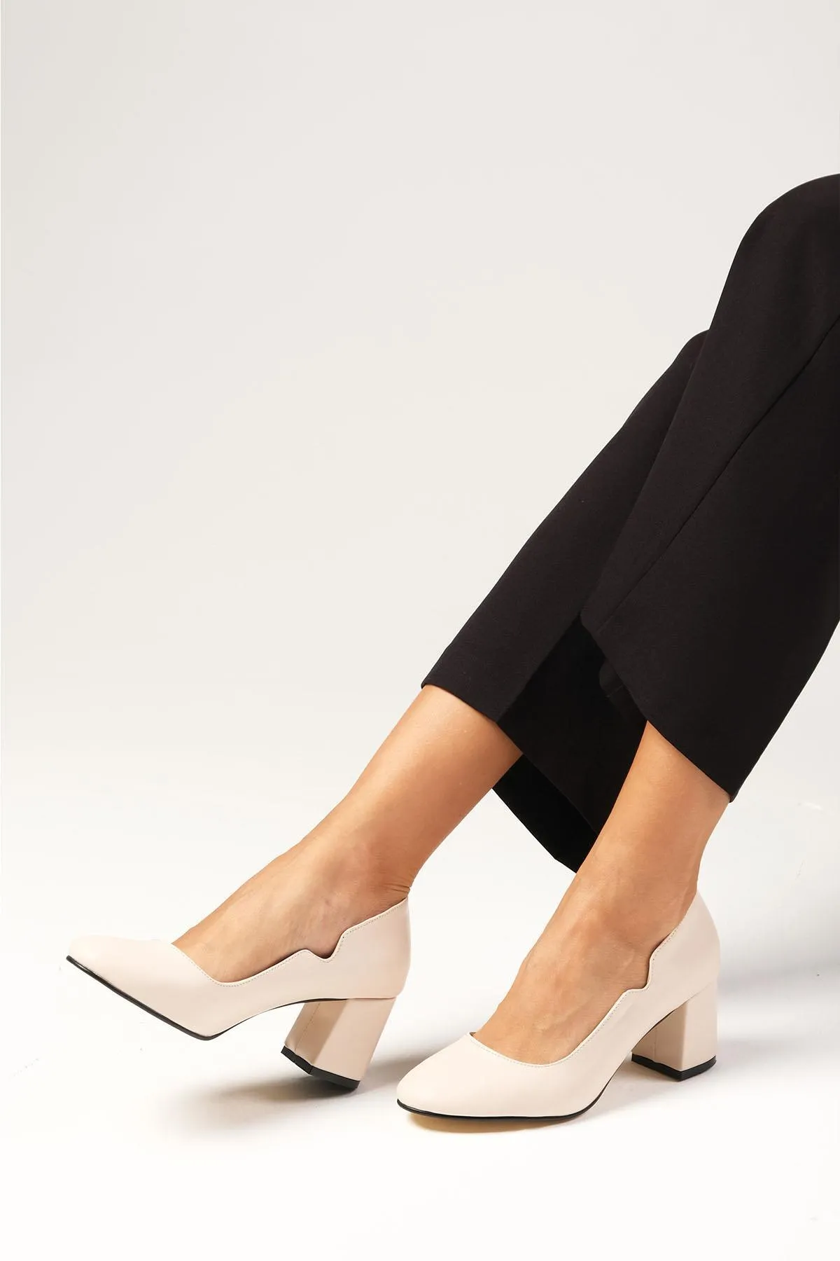Mio Gusto  Beigefarbene Damenschuhe mit runder Zehenpartie und Absatz