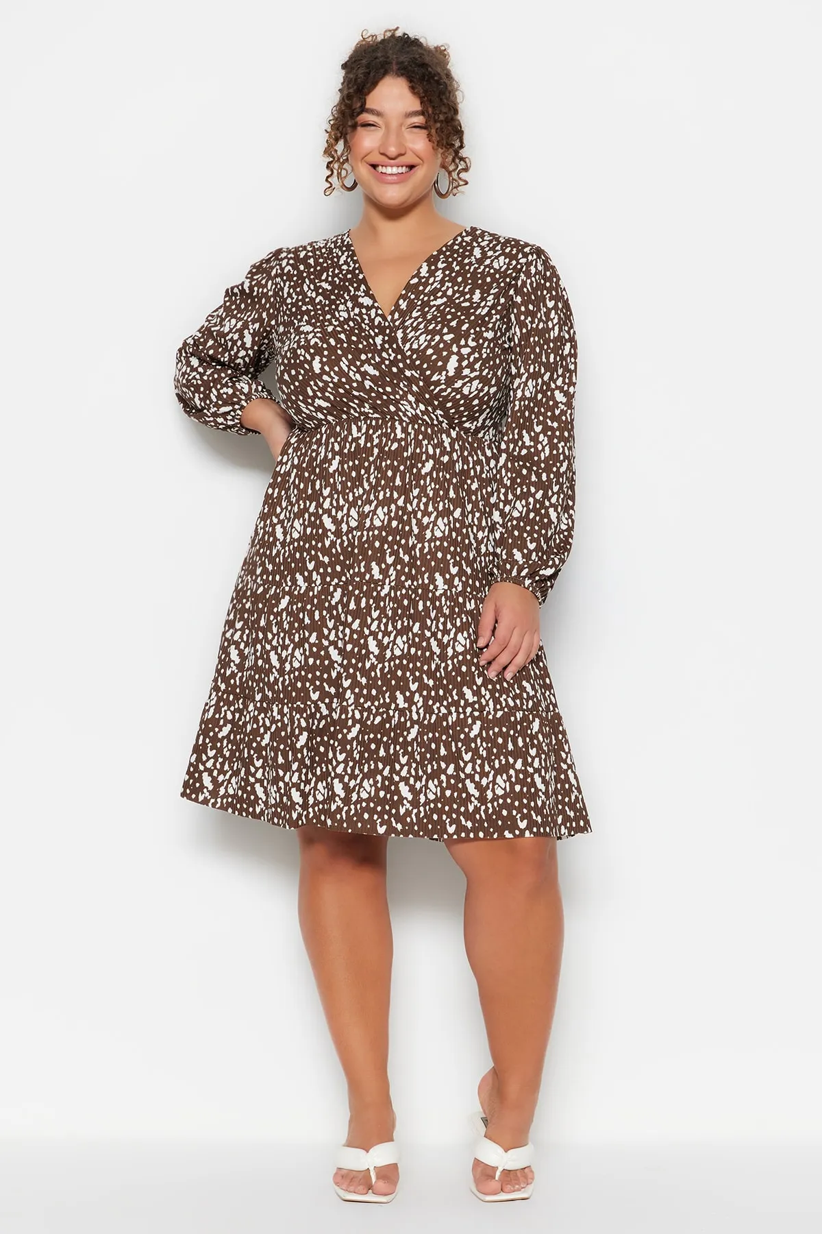 Trendyol Curve  Braunes A-Linien-Strickkleid mit zweireihigem Kragen und Tupfenmuster TBBAW23AH00003