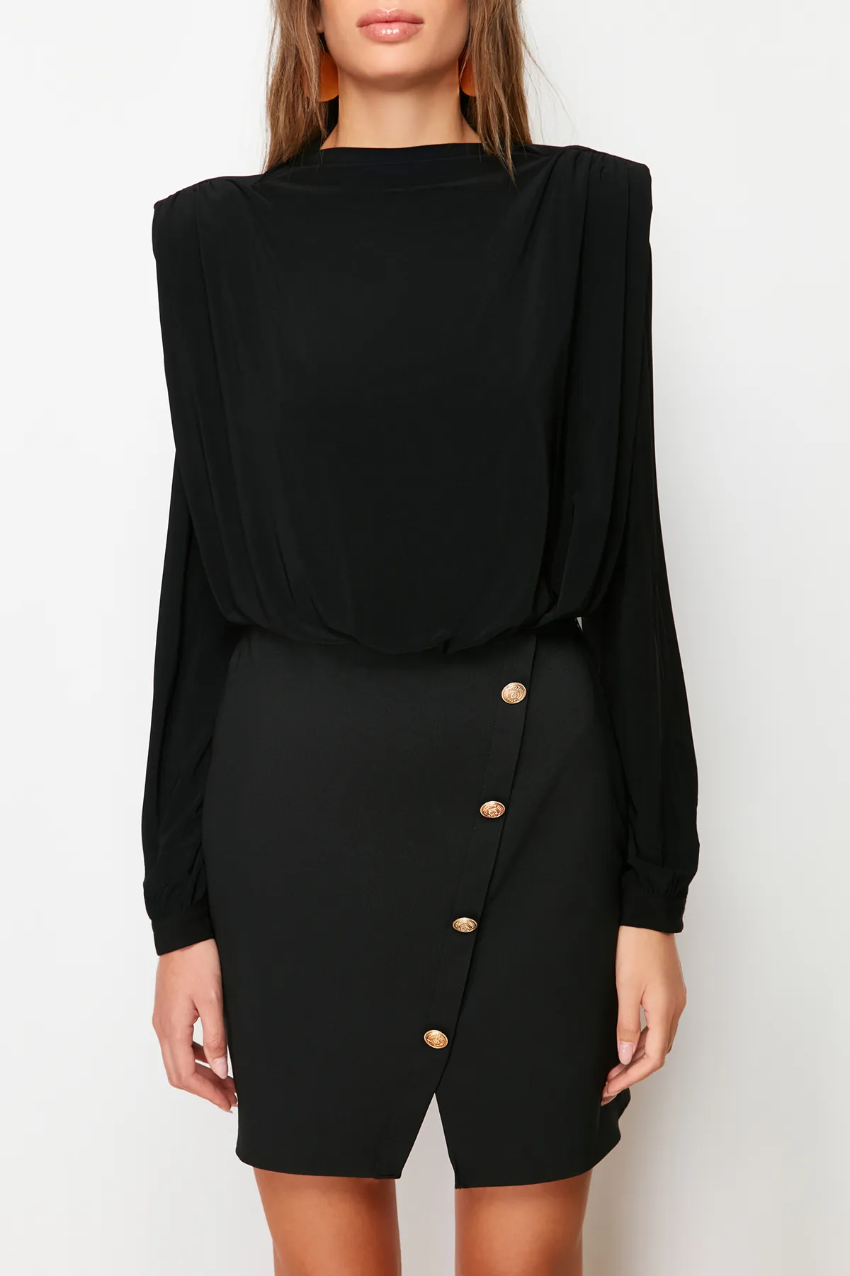 Trendyol Collection  Schwarzes, figurbetontes, wattiertes, gewebtes Kleid mit Knöpfen TWOAW24EL00483
