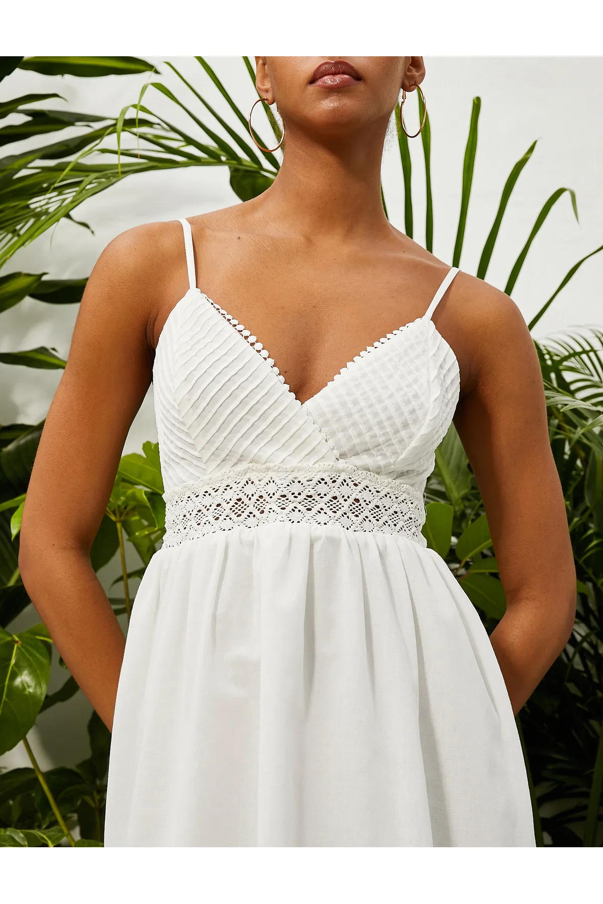 Koton  Weißes kurzes Damenkleid mit V-Ausschnitt und Spitze 3sal80040ıw