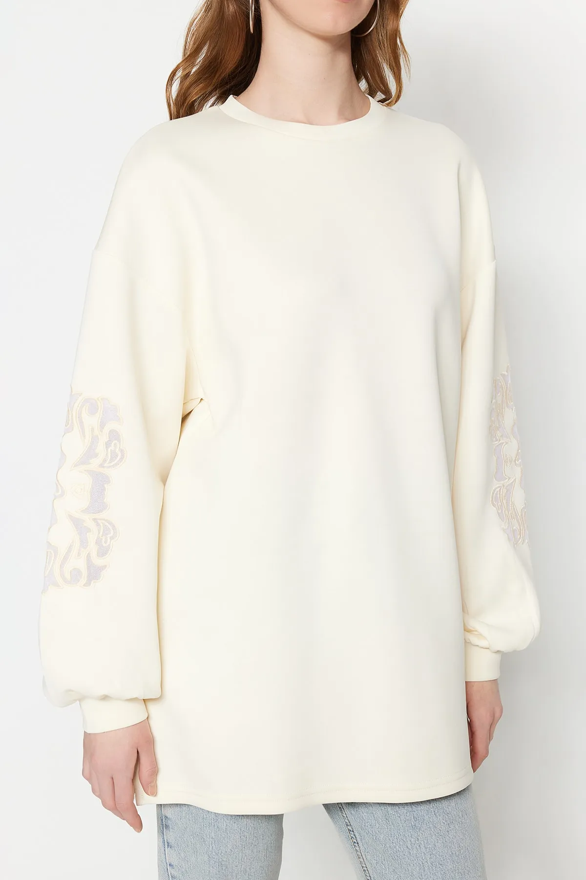 Trendyol Modest  Ecru-Ärmel-Stickerei-Detailliertes Scuba-Strick-Sweatshirt TCTSS23UK00042