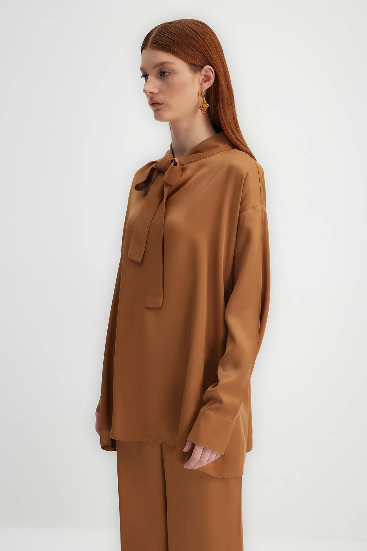 Trendyol Modest  X Kevser Sarıoglu Braunes Tunika-Hosen-Set aus Satingewebe mit Kragen und Krawatte TCLSS23US00006