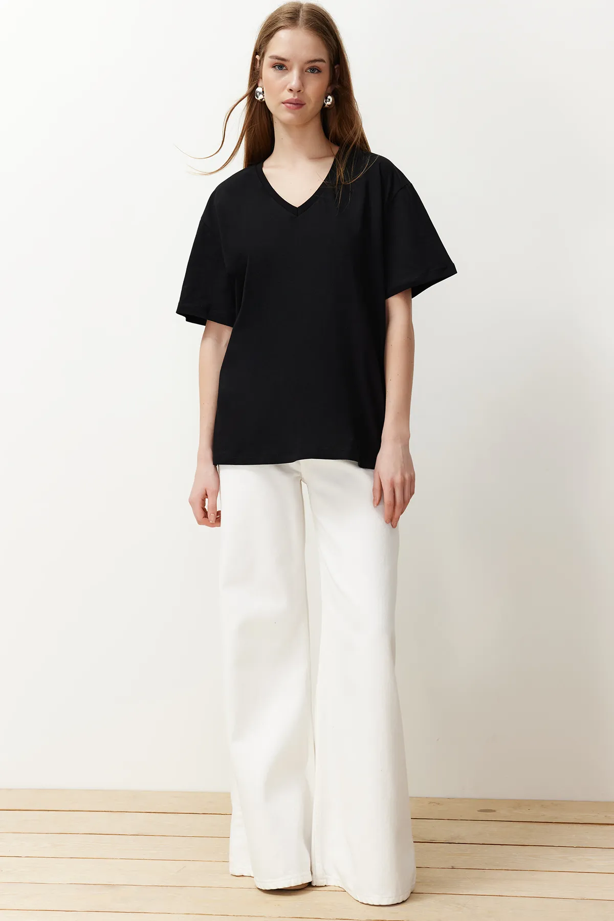 Trendyol Collection  Schwarzes Boyfriend-Strick-T-Shirt mit V-Ausschnitt aus 100 % Baumwolle TWOSS23TS00003