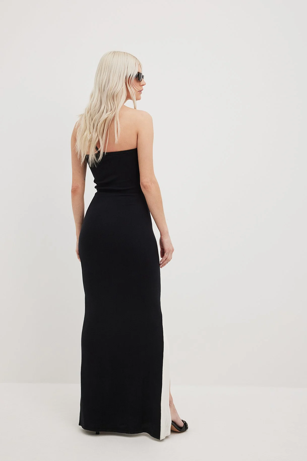 Einseitig schulterfreies Maxikleid auf feinem Strickstoff
