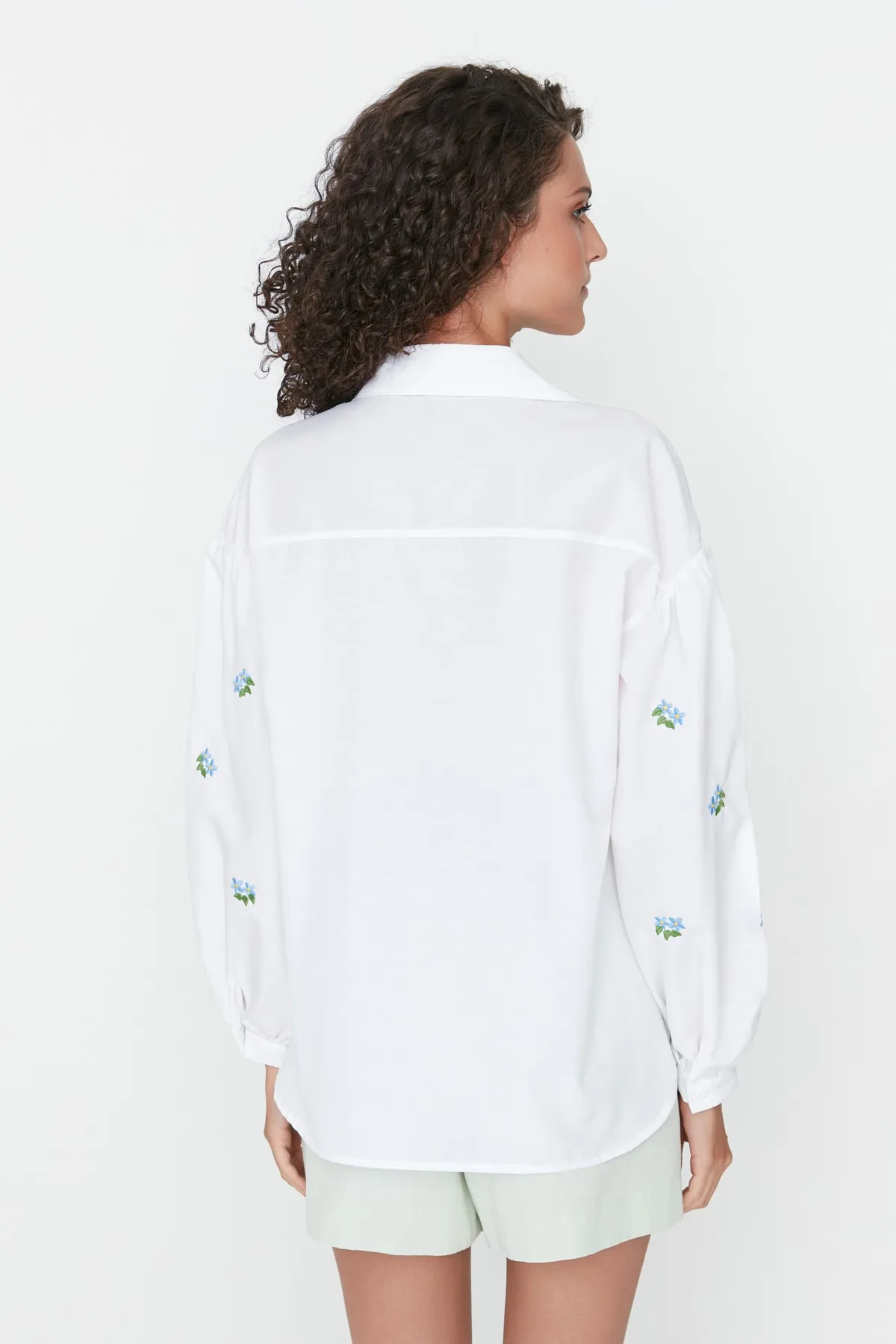 Trendyol Collection  Baumwollhemd in Ecru, Stickereidetail, Regular Fit, TWOAW23GO00081