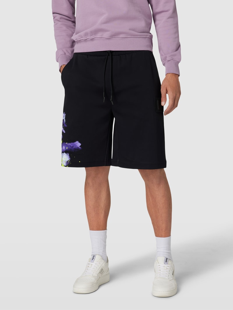 Sweatshorts mit Motiv-Print Modell 'Lotus' in schwarz