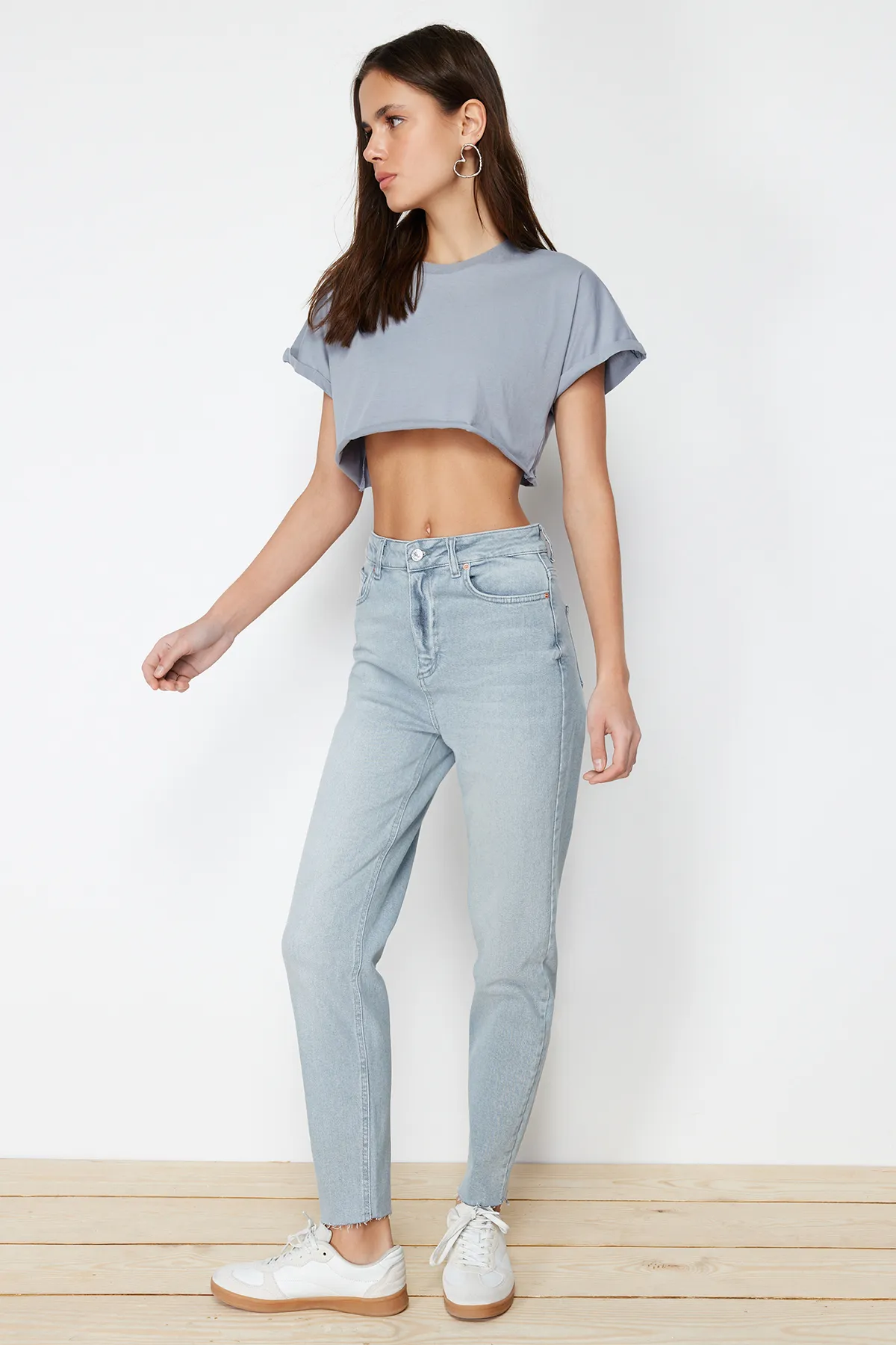 Trendyol Collection  Hellgraue Slim Mom-Jeans mit hoher Taille TWOSS23JE00094