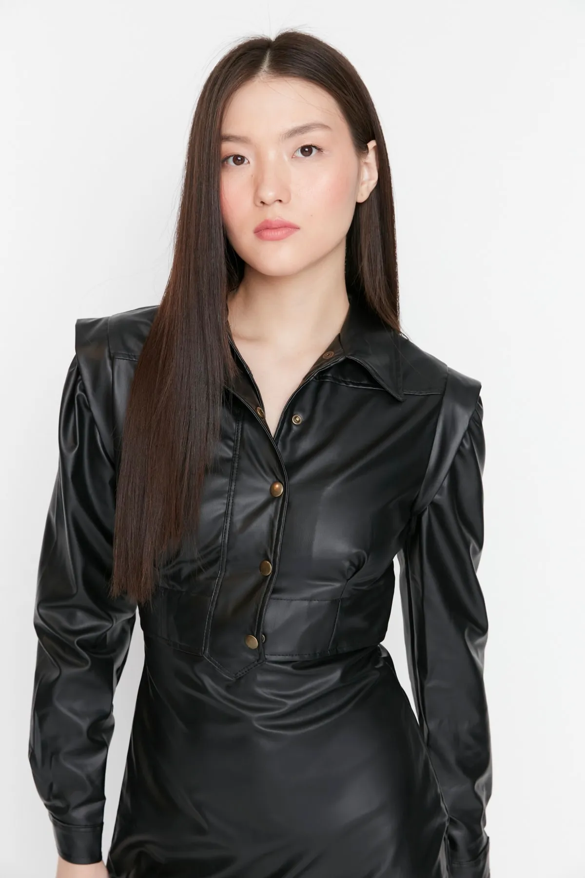 Trendyol Collection  Schwarzes Kleid aus gewebtem Kunstleder mit Mini-Hemdkragen TWOAW20EL2136