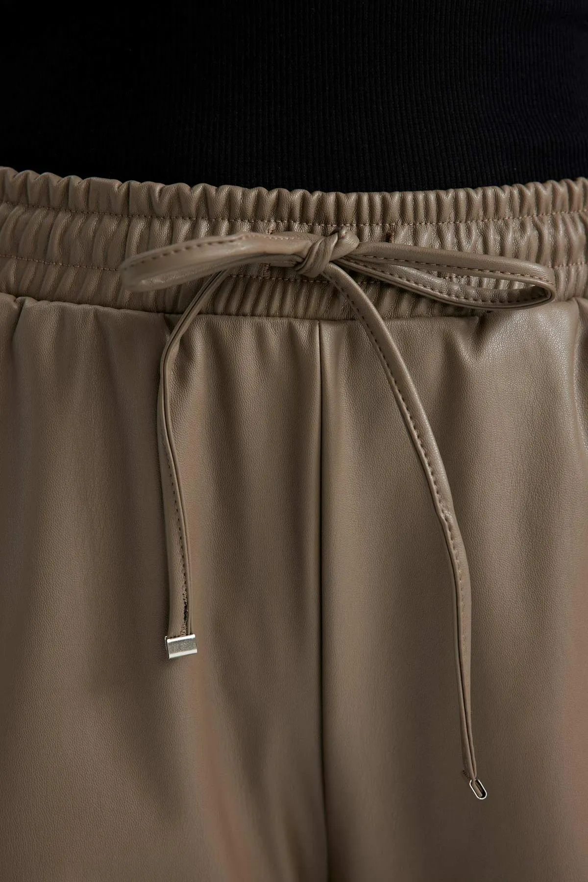 DeFacto  Hose aus Kunstleder mit hoher Taille und Joggertaschen