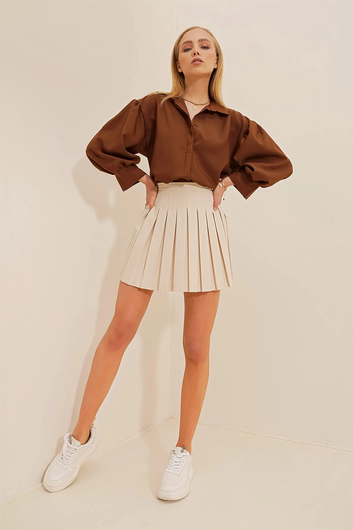 Trend Alaçatı Stili  Braunes Basic-Popeline-Hemd mit Ballonärmeln und versteckter Knopfleiste für Damen ALC-X9654