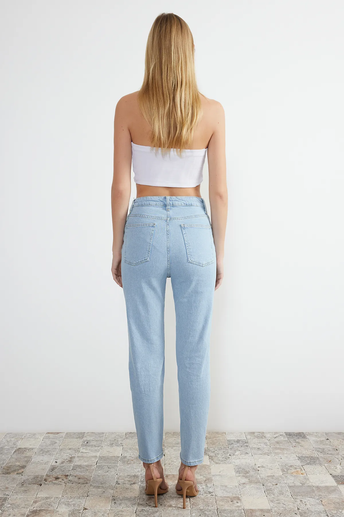 Trendyol Collection  Hellblaue Slim Mom-Jeans mit hoher Taille TWOSS24JE00137