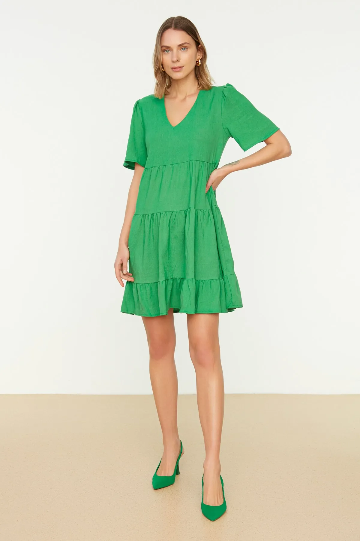 Trendyol Collection  Smaragdgrünes, weit geschnittenes Mini-Webkleid TWOSS20EL0400