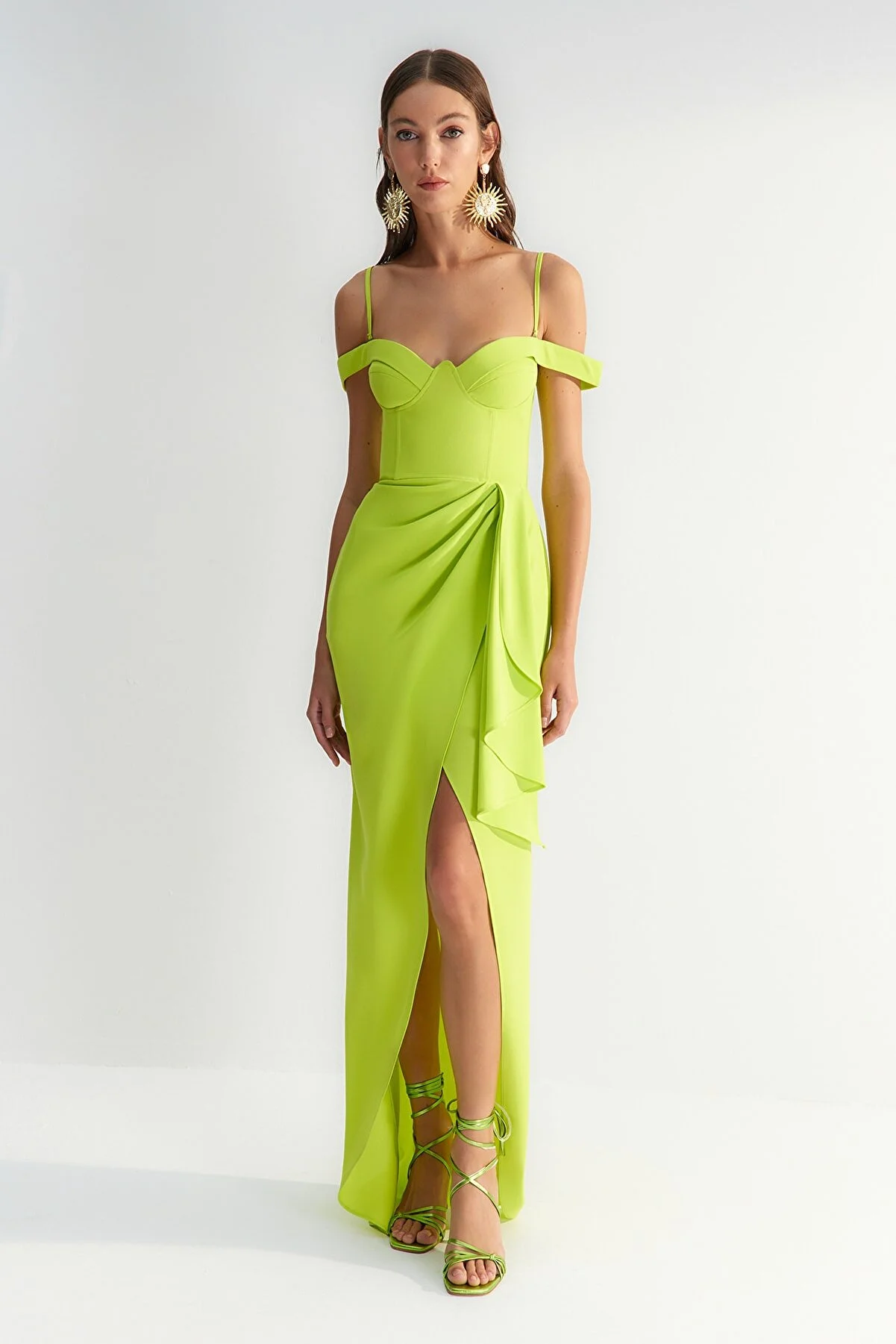 Trendyol Collection  X Zeynep Tosun Hellgrünes Abendkleid und Abschlusskleid mit Volants TCLSS23AE00011