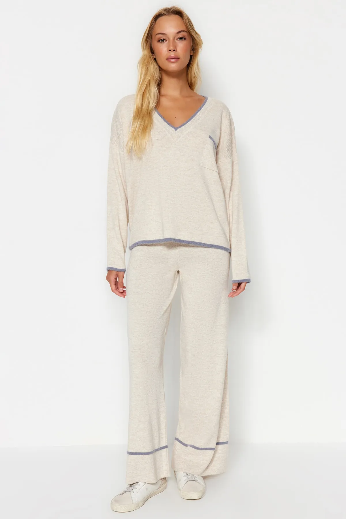 Trendyol Collection  Beigefarbenes, extraweites Set aus pelzigem Strickober- und -unterteil TWOAW24AU00099
