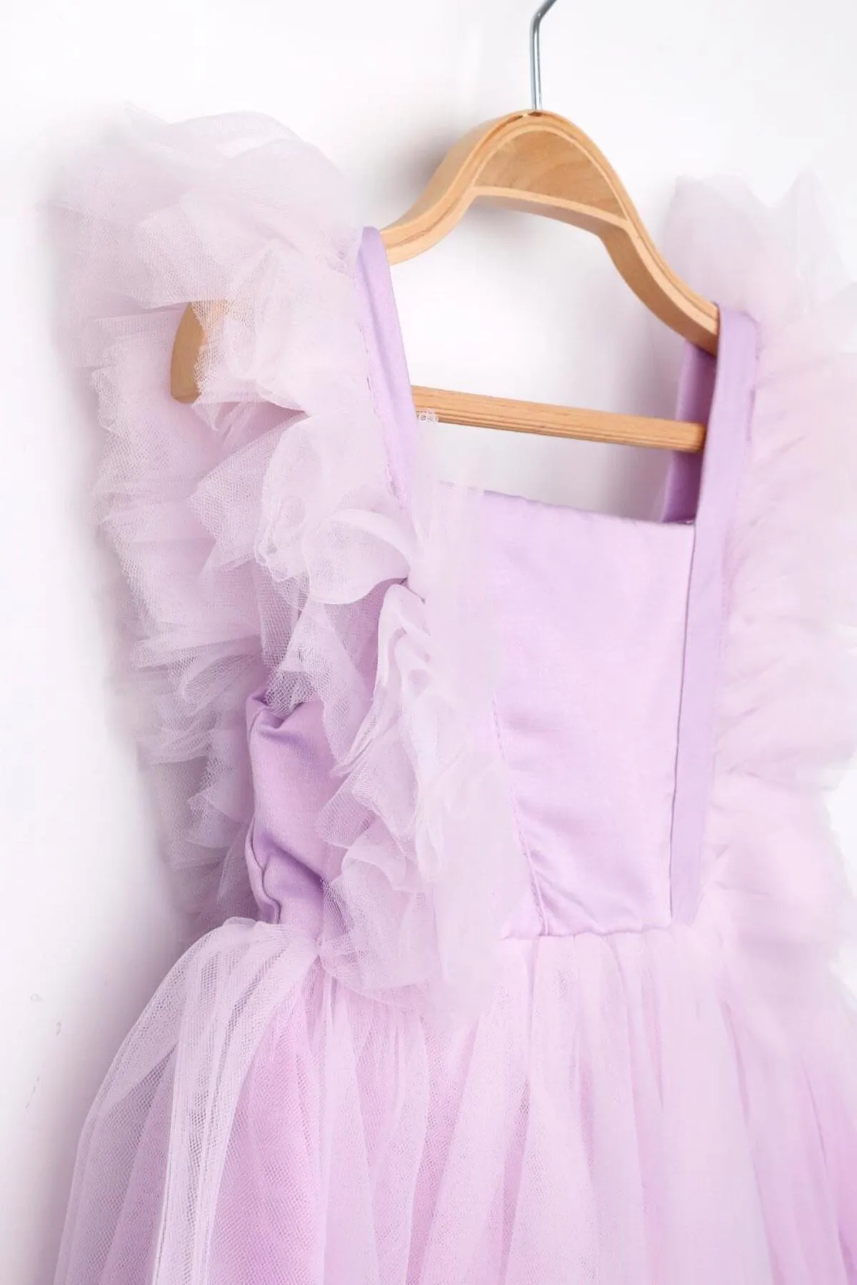 Le Mabelle  Lilafarbenes Mädchenkleid mit Tüllschultern – Caroline