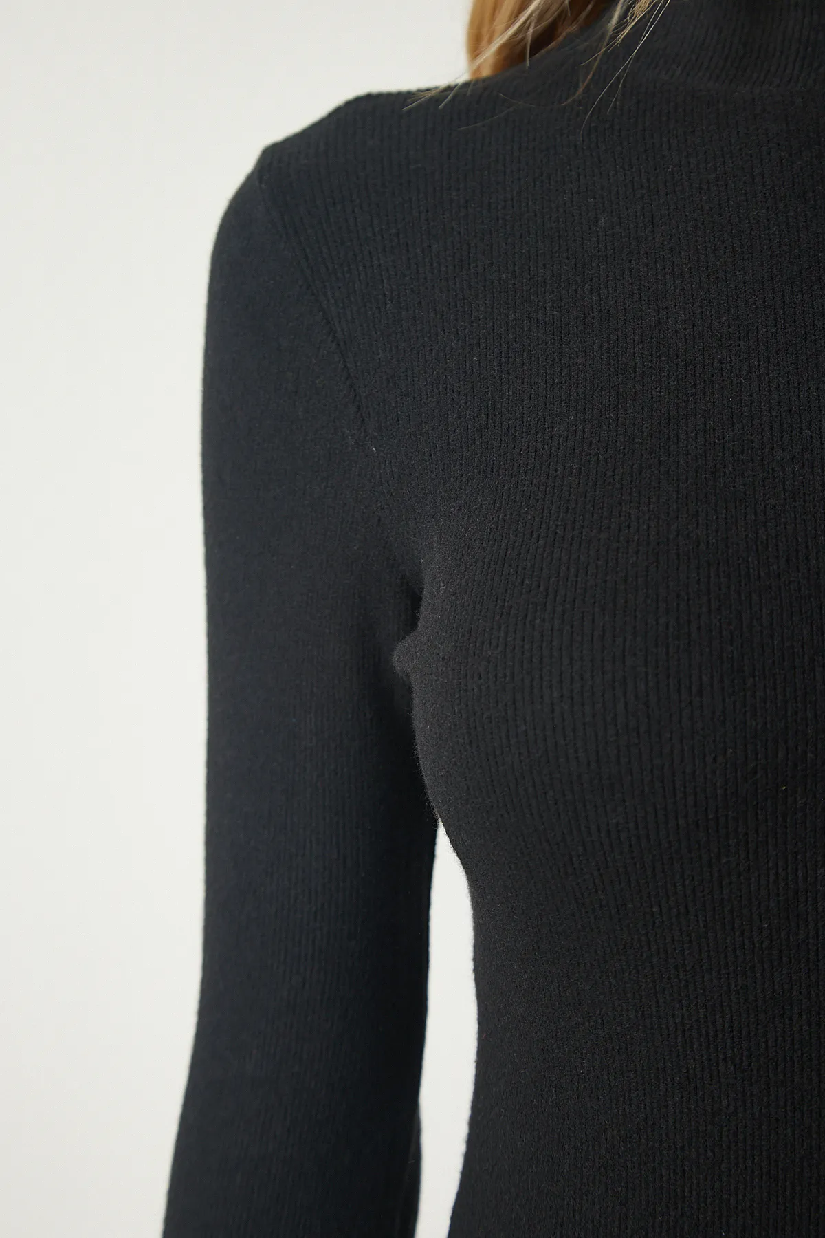 Happiness İstanbul  Schwarzes geripptes Strickkleid aus Saran mit Rollkragen und Schal für Damen HJ00004