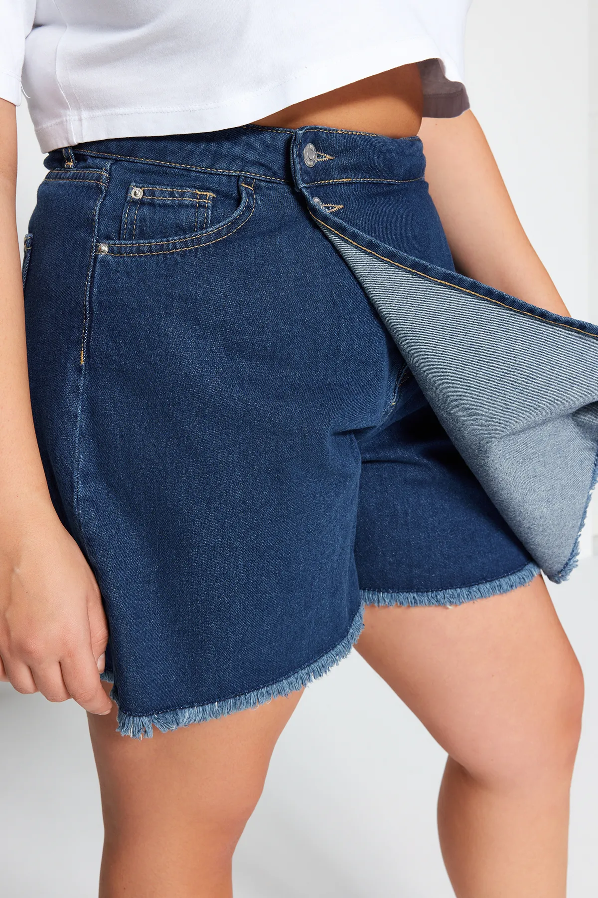 Trendyol Curve  Dunkelblauer Shorts-Rock mit hohem Taillensaum und Quasten TBBSS23AP00008