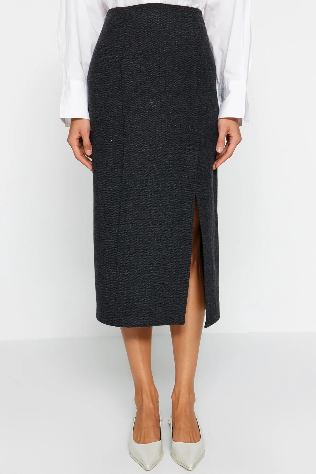 Trendyol Collection  Schwarzer Midi-Webrock aus Stash-Stoff mit Schlitz und detailliertem Schnitt TWOAW24ET00231