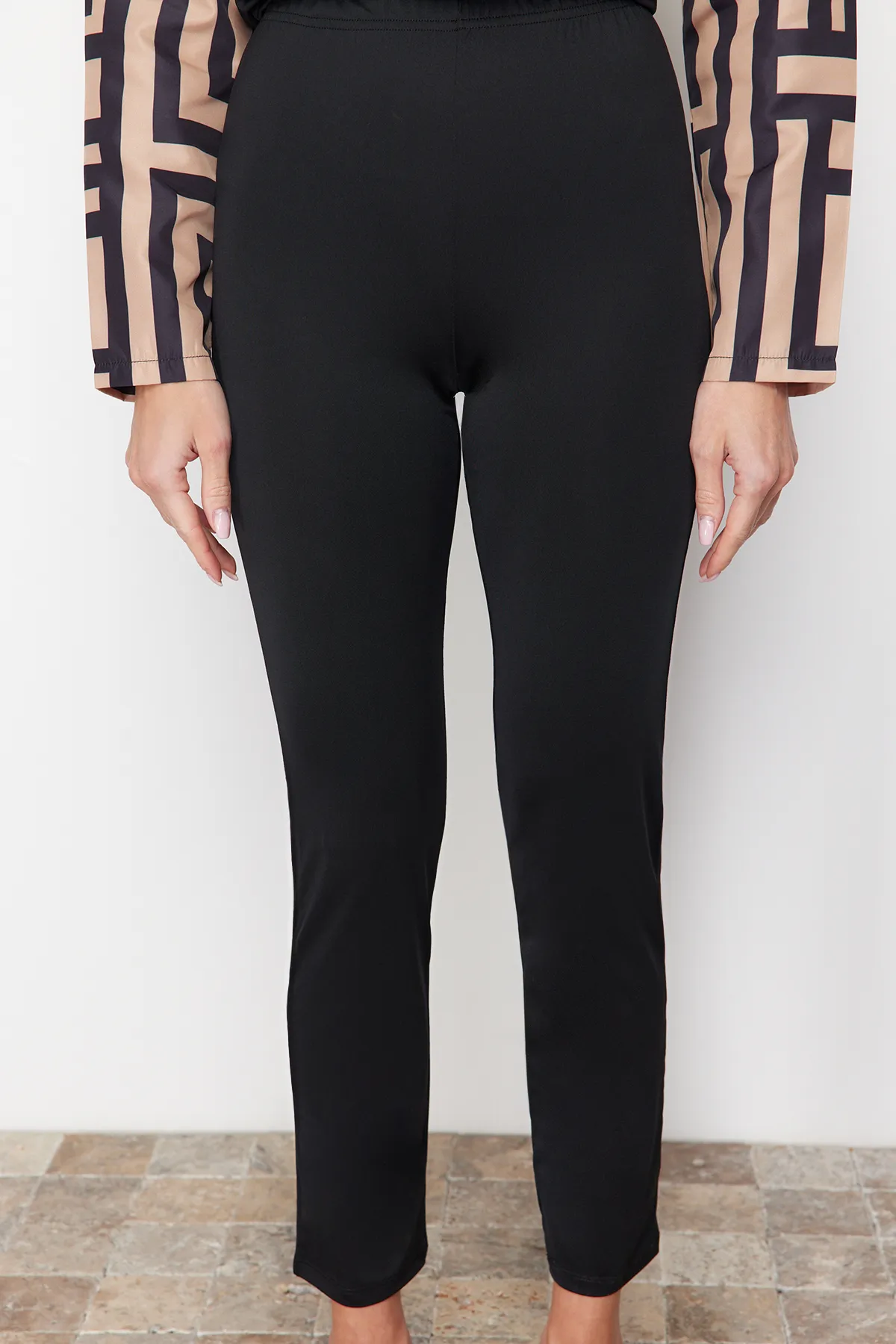 Trendyol Modest  4-teiliges gemustertes Badeanzug-Set mit vollständiger Abdeckung in Camel TCTSS23CF00036