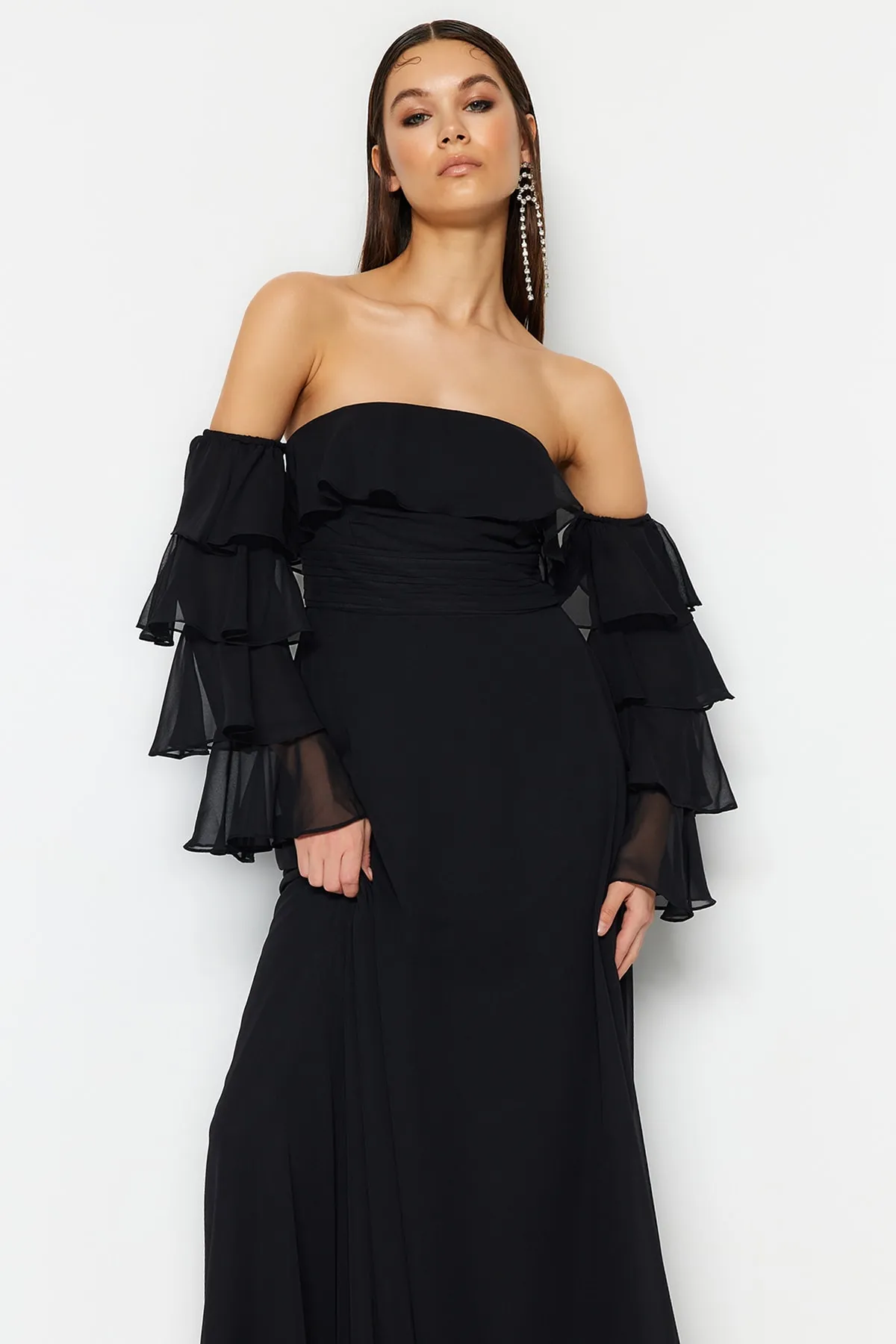 Trendyol Collection  Schwarzes langes Abendkleid aus Chiffon mit Taillenöffnung/Skater-Futter TPRSS23AE00084