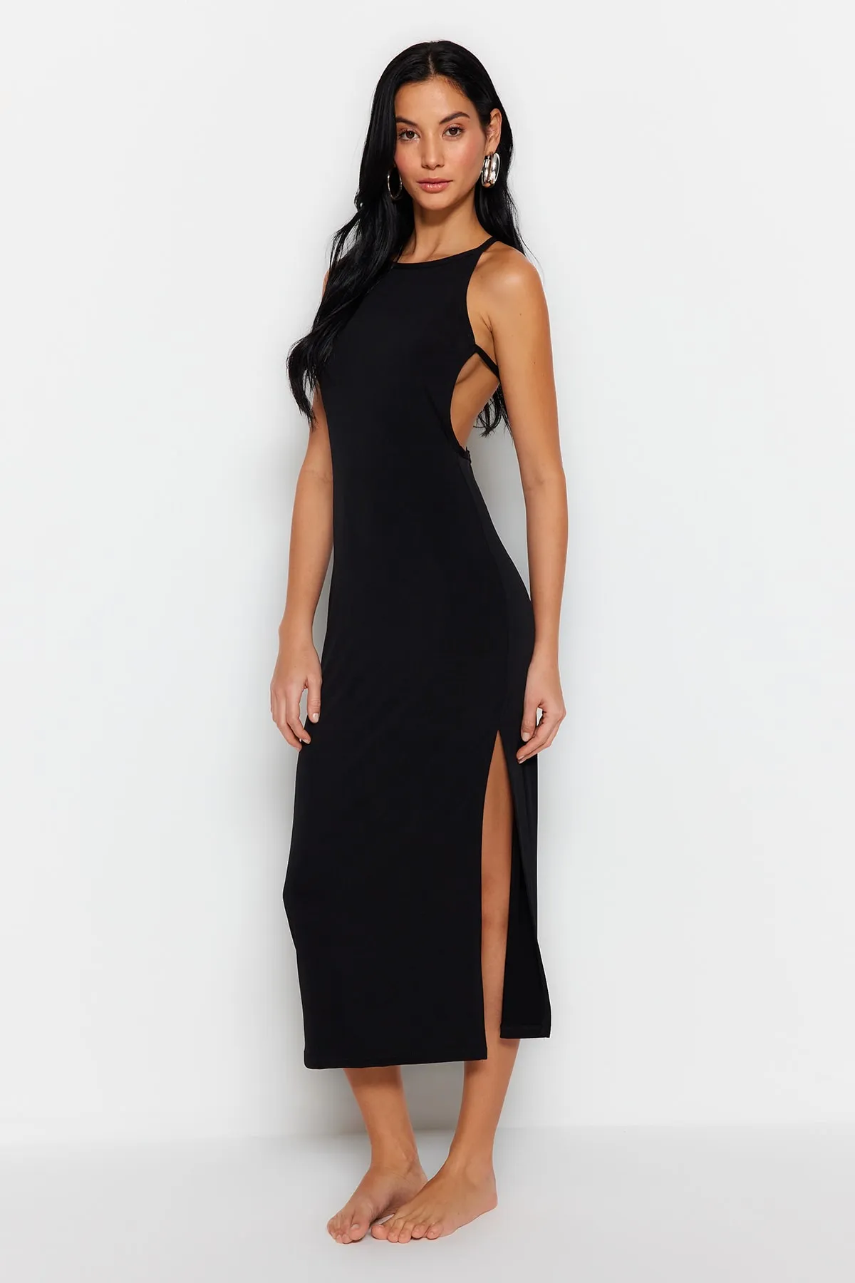 Trendyol Collection  Schwarzes, tailliertes, rückenfreies Maxi-Strandkleid aus Strick TBESS23EL00160