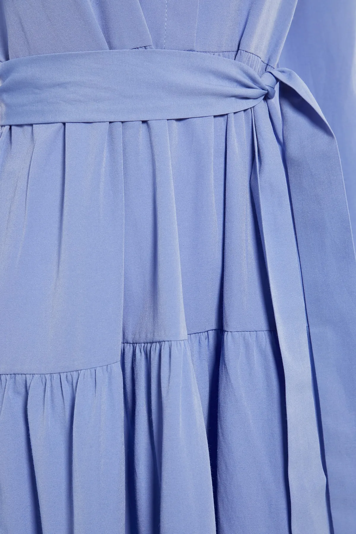 Trendyol Modest  Lila gewebtes Kleid mit Gürtel, Chefkragen und Knopfdetail TCTSS21EL3343