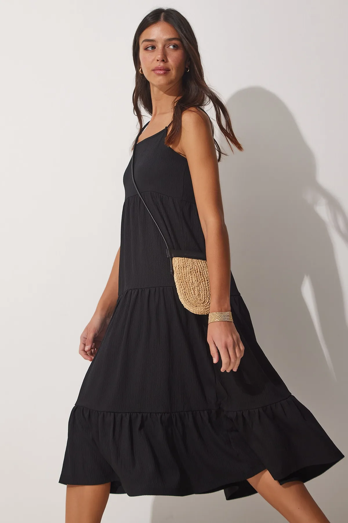 Happiness İstanbul  Schwarzes Damen-Sommerstrickkleid mit Trägervolant und Volant UB00077
