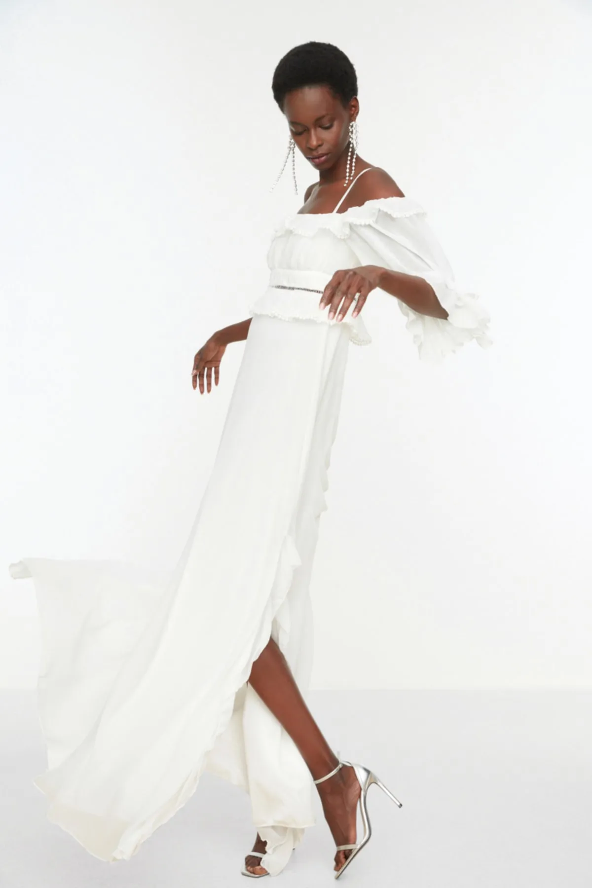 Trendyol Collection  Braut-Hochzeits-/Nikah-langes Abendkleid aus Chiffon mit ecrufarbenen Ärmeln und Volants TPRSS19FZ0278