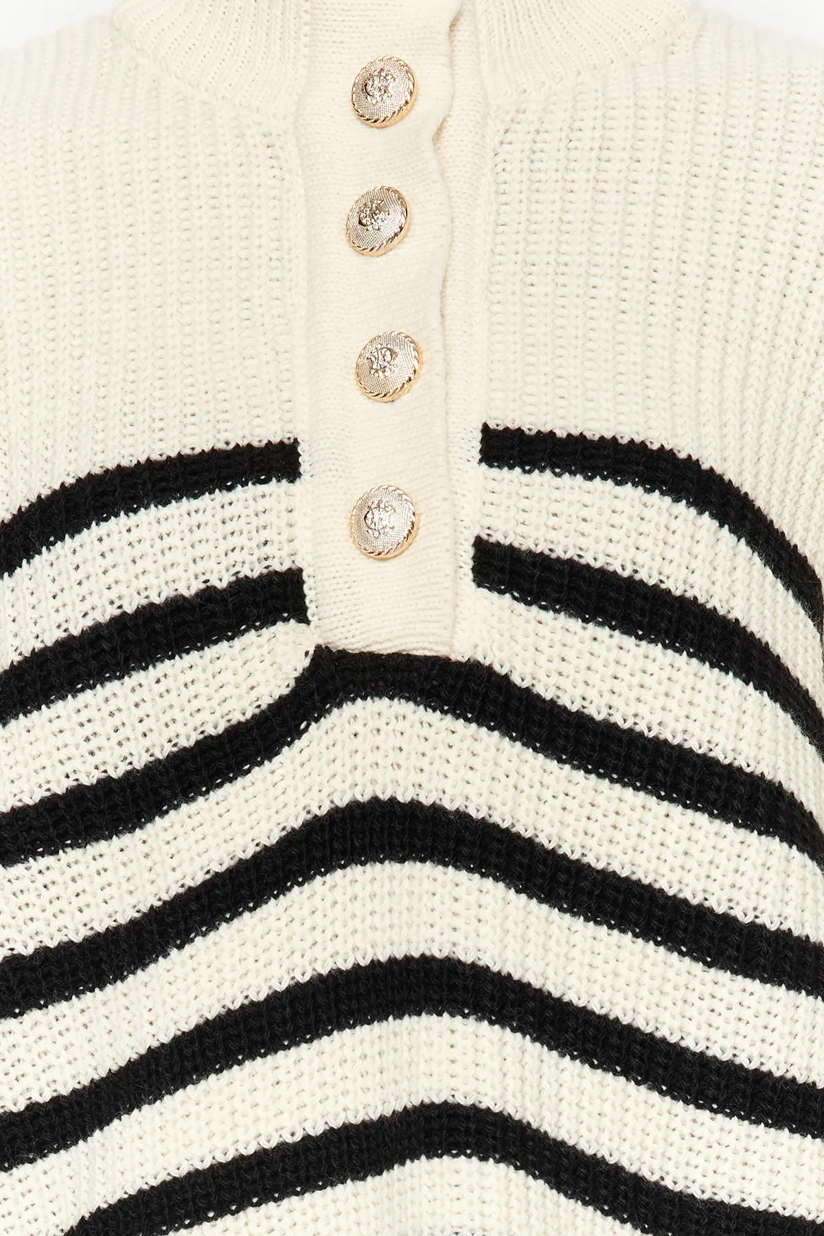 Trendyol Collection  Ecrufarbener, gestreifter Strickpullover mit Rundhalsausschnitt und weiter Passform TWOAW24KZ00165