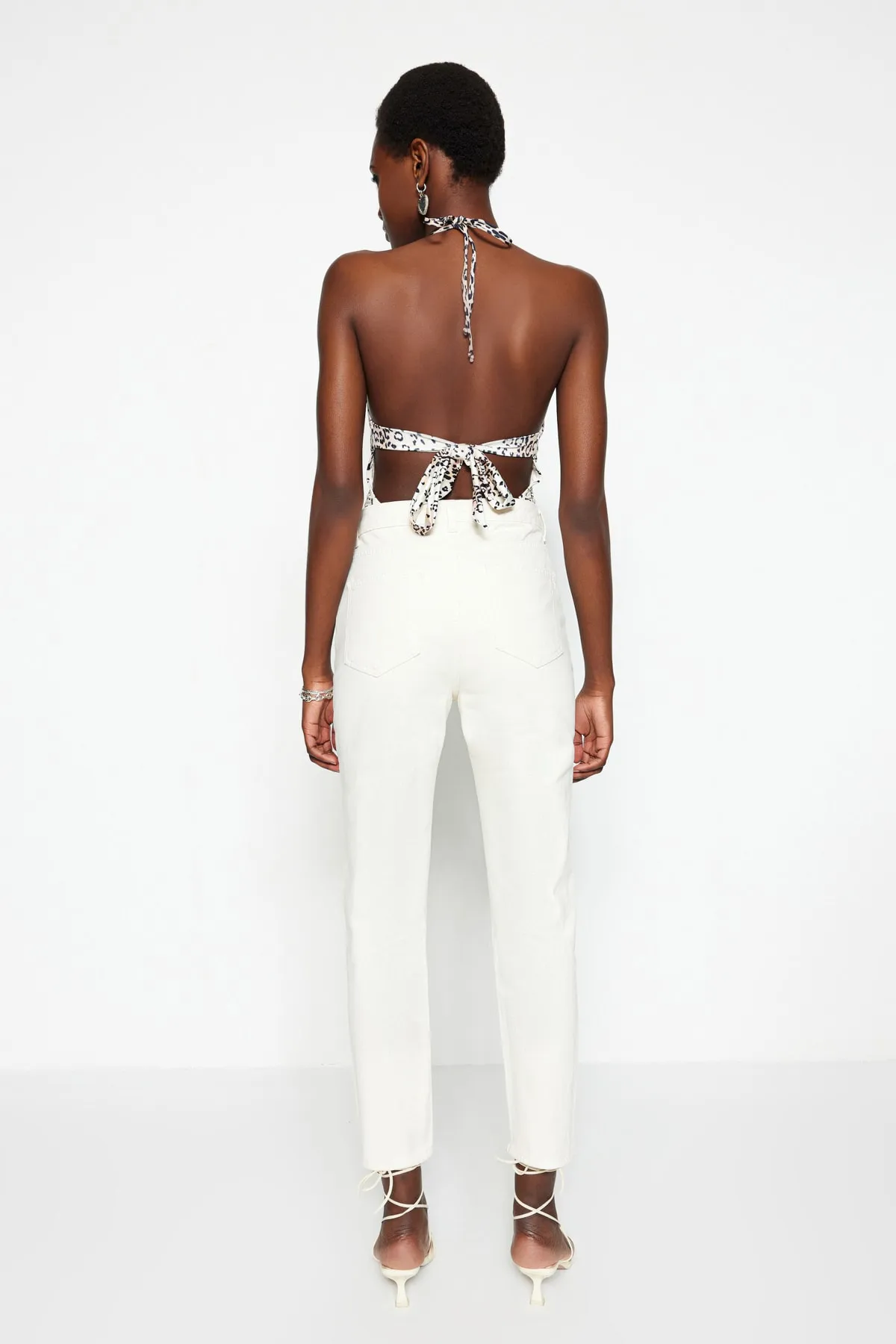 Trendyol Collection  Beigefarbene Mom-Jeans mit hoher Taille TWOSS22JE0678
