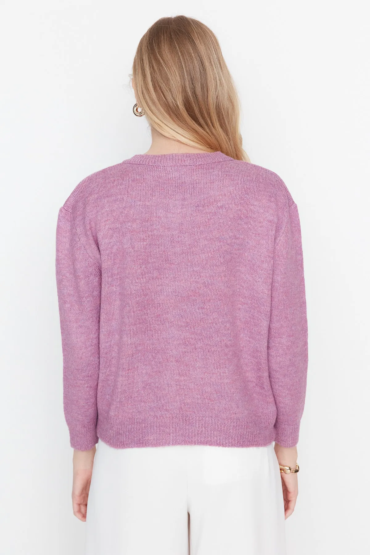Trendyol Collection  Lilafarbener, weich strukturierter Strickcardigan mit Schmucksteinen und Knöpfen TWOAW22HI0044