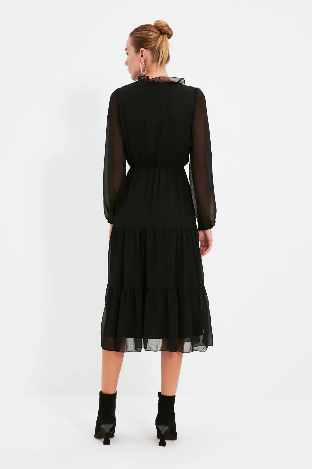 Trendyol Collection  Schwarzes, gefüttertes Midi-Webkleid mit V-Ausschnitt TWOAW21EL0164