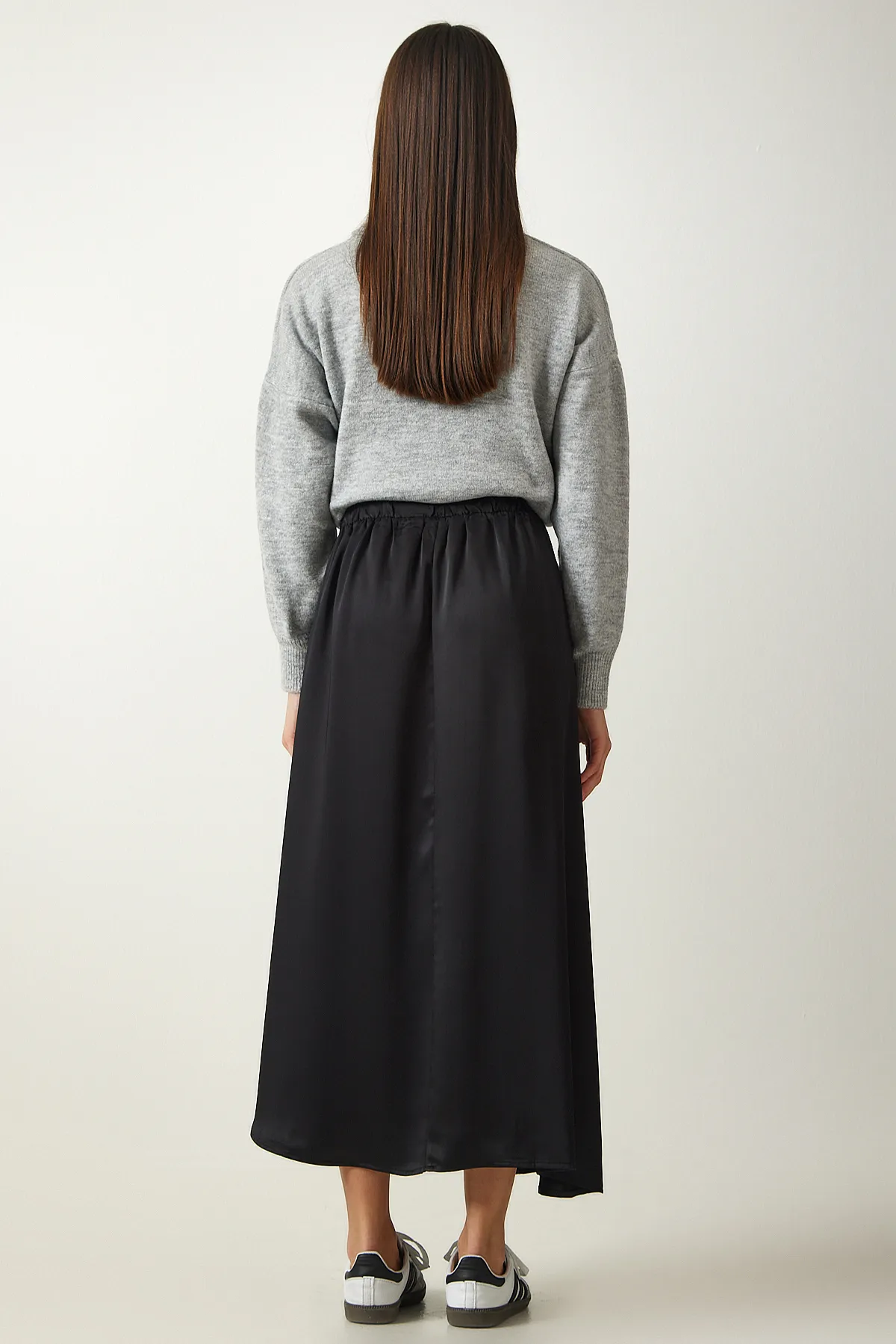 Happiness İstanbul  Schwarzer asymmetrisch geformter Satin-Oberflächenrock für Damen UB00218